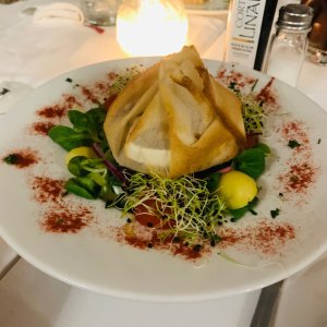 ensalada con queso de cabra con hojaldre