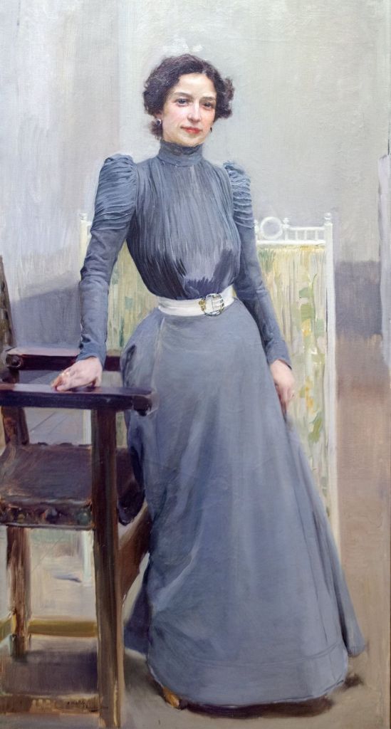 clotilde con traje gris